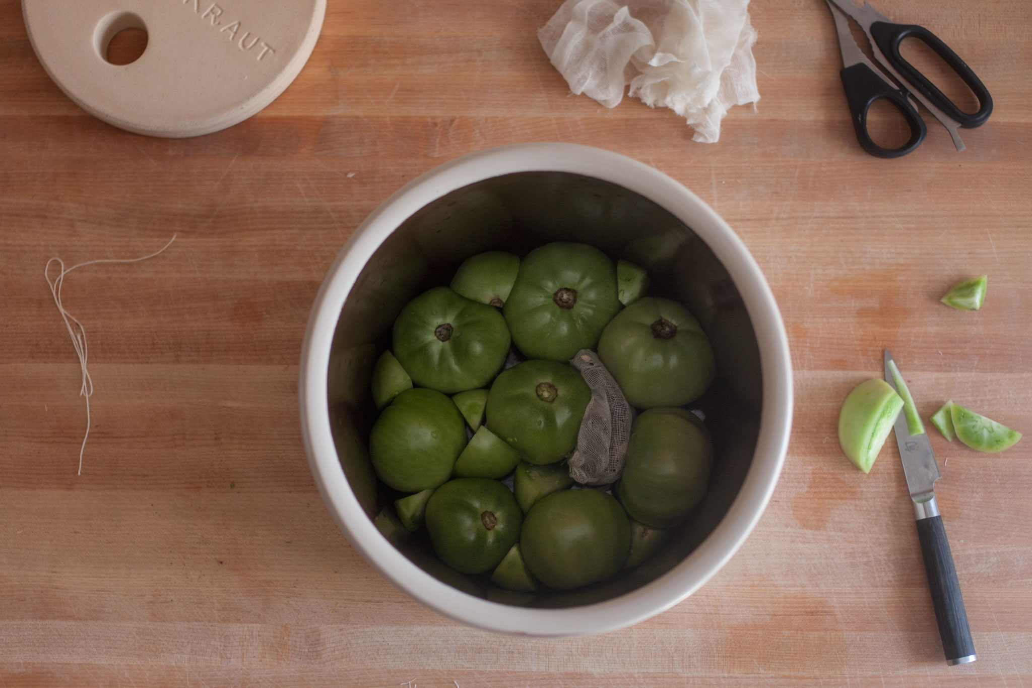 Making pickled green tomatoes in a fermentation crock Kirby & Kraut